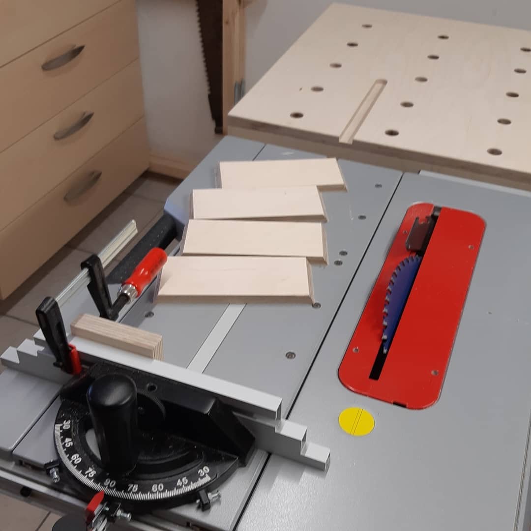 Changing the Angle of the Blade on a Table Saw Changing the Angle of the Blade on a Table Saw