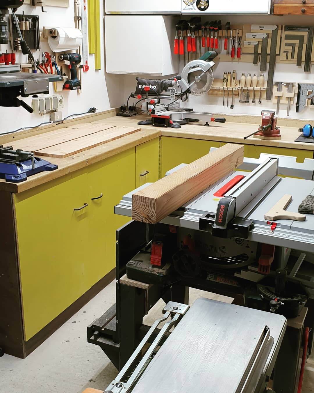 What is the Difference Between a Miter Saw and a Table Saw What is the Difference Between a Miter Saw and a Table Saw